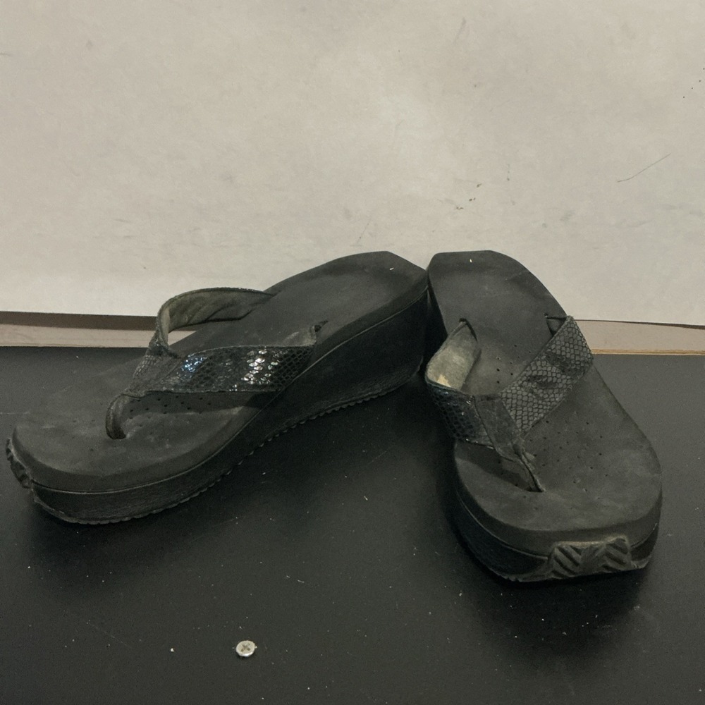 Volatile Black Leather Upper Platform Wedge Thong Style Sandals. Size 9 Y2K